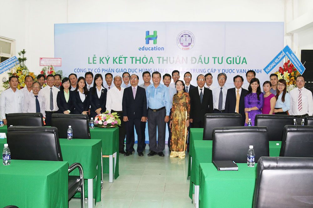 Đại diện hai đơn vị chụp ảnh lưu niệm sau buổi lễ