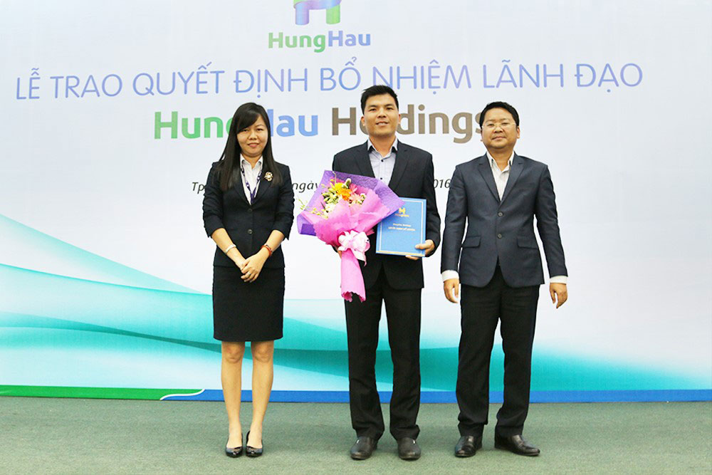 Trao quyết định bổ nhiệm cho Ông Vũ Quang Chính (đứng giữa) - Tổng Giám đốc Cty Cổ phần Giáo dục Hùng Hậu