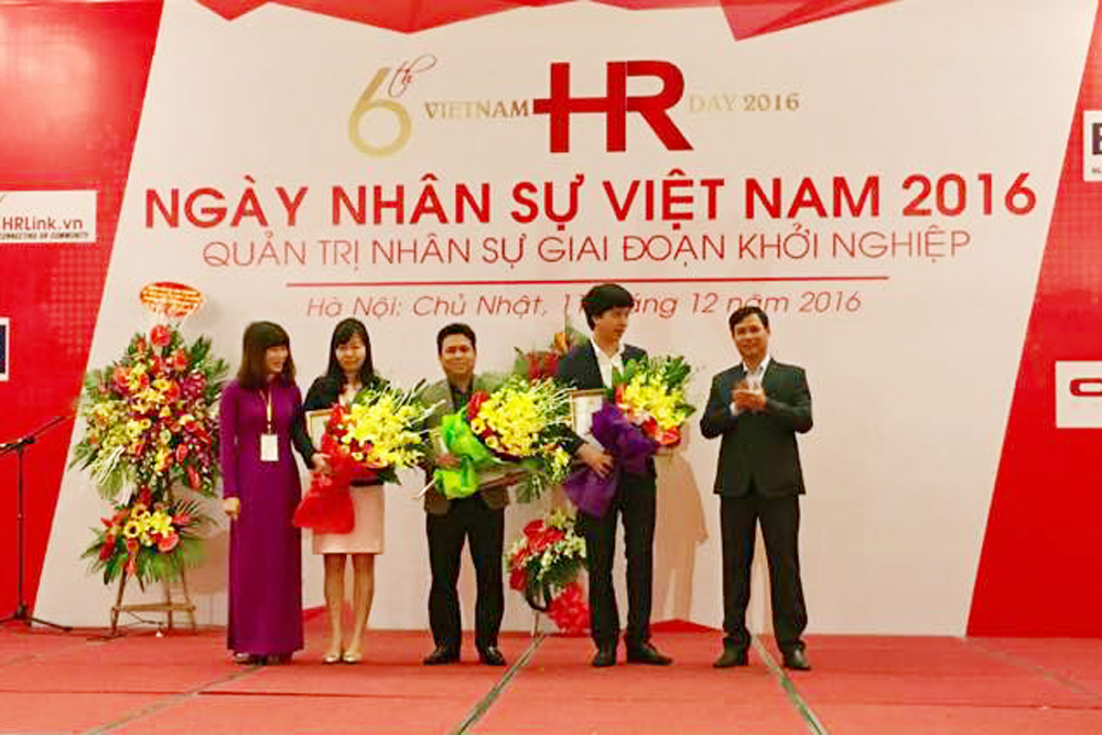 Bà Nguyễn Thị Thanh Tâm (thứ 2 từ trái sang) - Giám đốc điều hành HungHau Holdings nhận hoa & chứng nhận từ BTC